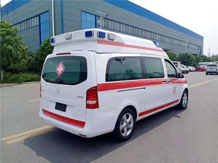 国六奔驰新威霆救护车（出口）